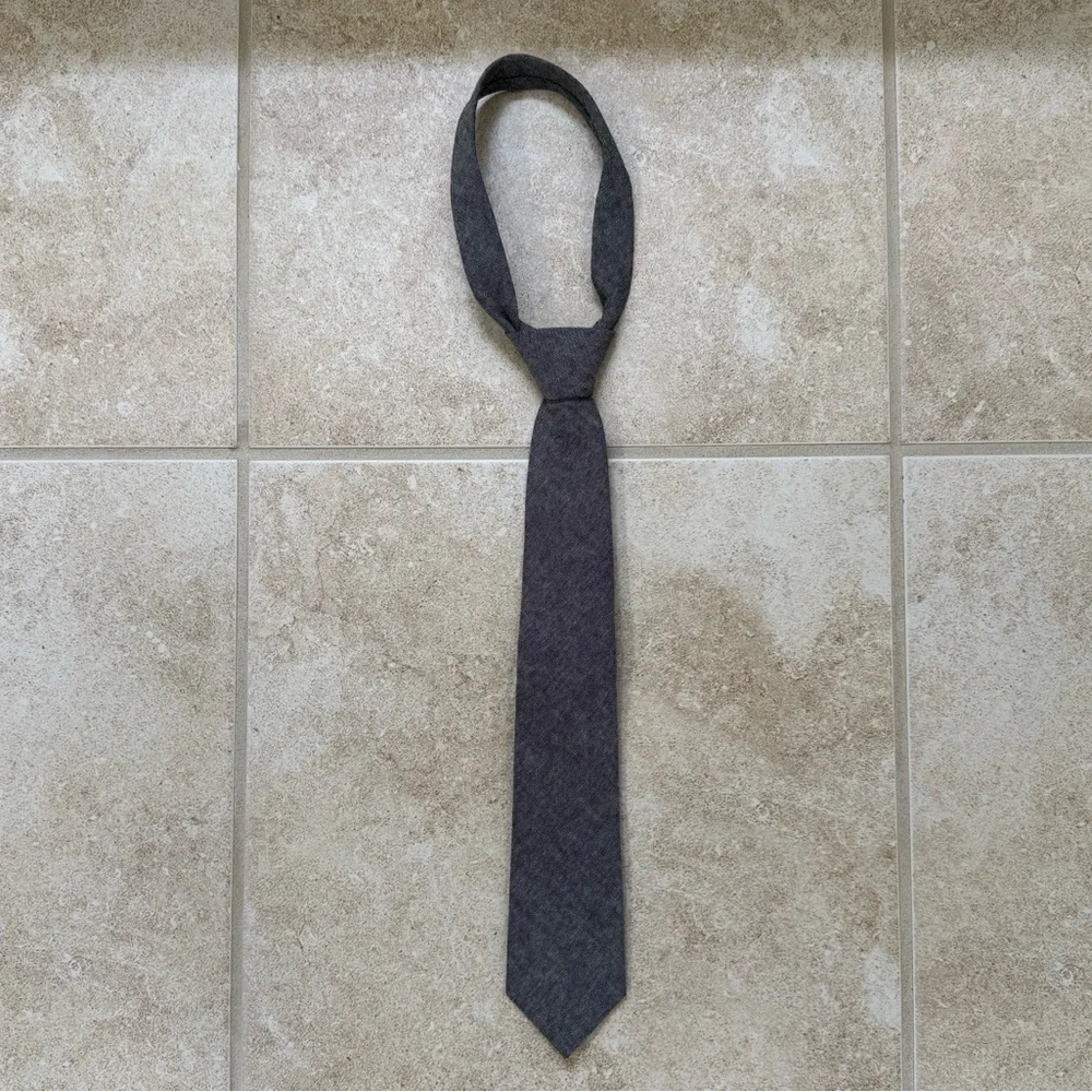 Old Navy Boys' Grey Necktie Size: Medium (8) Color: Charcoal Grey